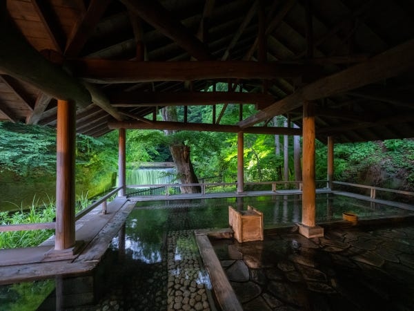 四万温泉旅館の接客スタッフ（正社員）お客様を笑顔にするおもてなし