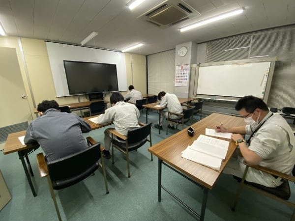 資格取得に向けた社内勉強会も実施しています。