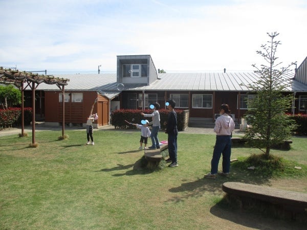 園の中庭で子どもたちと