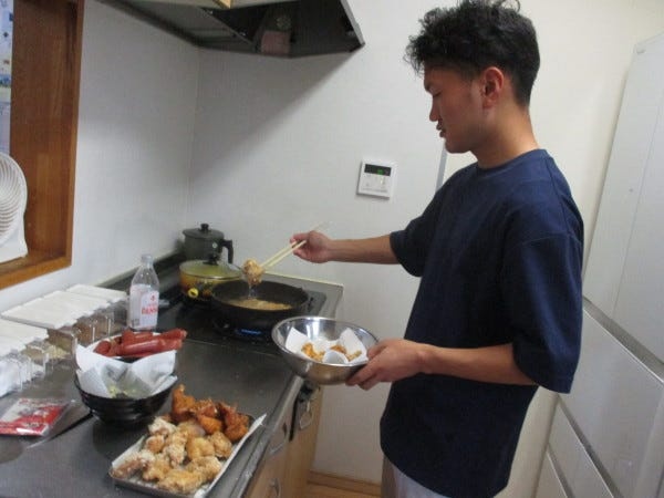 子どもたちの夕食の準備