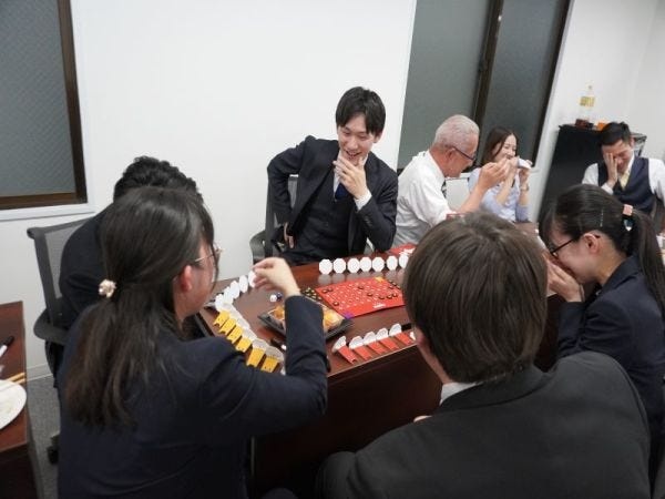 仕事終わり、社員が立ち上げたボードゲームサークルでご飯とお酒を飲みながら参加者で楽しみます。２か月に１回は開催されています。