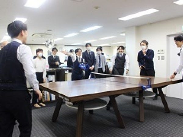 当社は平均年齢30代前半の為、若い社員が多く所属しています。5階にある卓球台で卓球大会を開催しました。