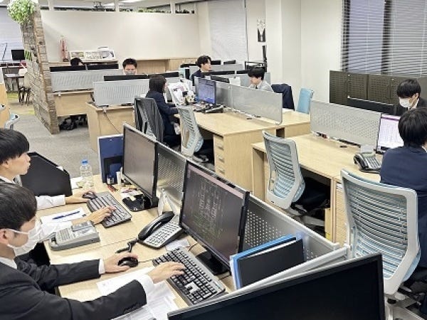 先輩の隣に座り、一から全て教わることが出来ます。教わることは全て吸収しましょう！質問しなきゃ損です！