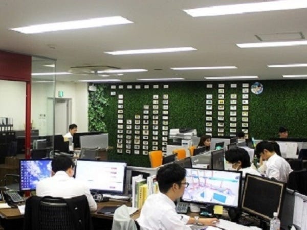 今年２月に出来た新しいフロアです。緑が目に優しくて業務がはかどります。壁には開業当時の写真から最新の写真があり、会社の歴史が見られます。