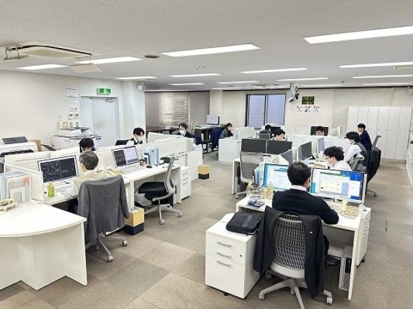 ５階は白を基調とした執務室になっています。内装はシンプルかつ、机が広いので作業がしやすいです。