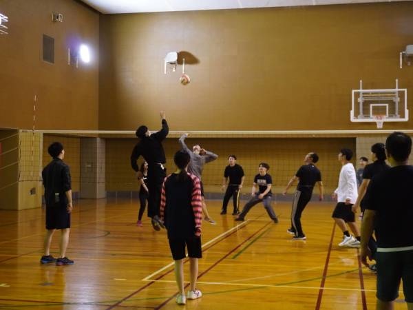 バレーボールは社員の大半が参加する人気スポーツです！社歴、部署を超え親睦を深めます。R7/2/28は支社と合同運動会を開催します。