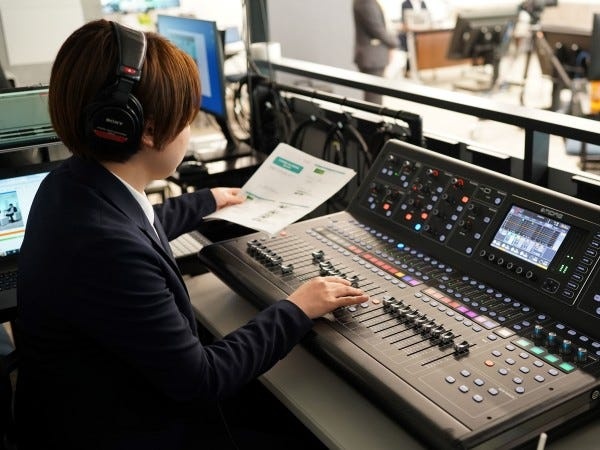 会社全体で1日平均10件程度のライブ配信イベント（講演会）を配信。メンバー間で分担しながらライブ配信現場の運営に携わります。