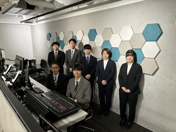 J2サガン鳥栖のユニフォーム胸スポンサーも務めており、サッカー同様仕事もチームプレーで取り組みます。