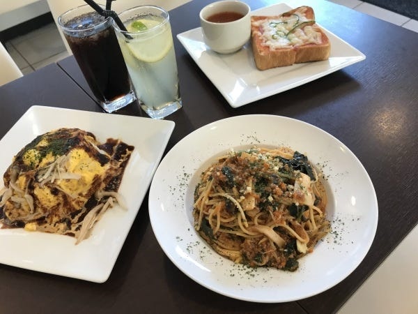 カフェホールスタッフ募集！未経験歓迎、簡単な接客・調理補助