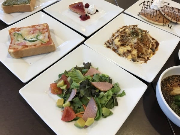 カフェホールスタッフ募集！未経験歓迎、簡単な接客・調理補助