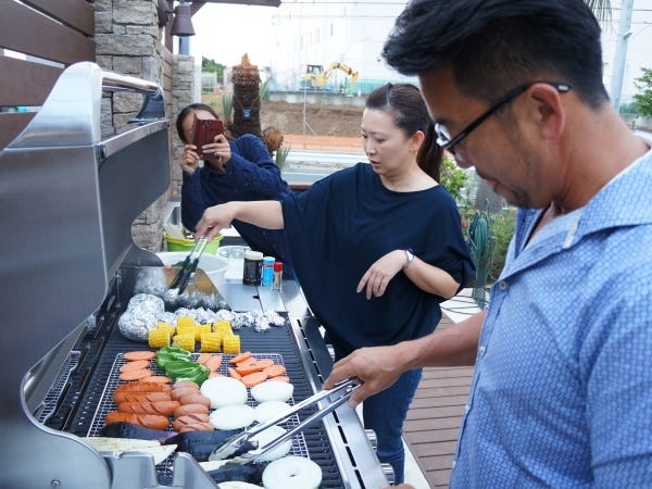 バーベキューは社長自ら焼き係となってスタッフに振舞います！