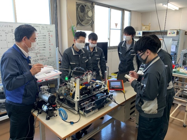 自社で訓練校を有しており、働きながら様々な資格を取得できます。講師は元大手企業のOBのため、知識は豊富。プロのもとで着実にスキルを学べます！