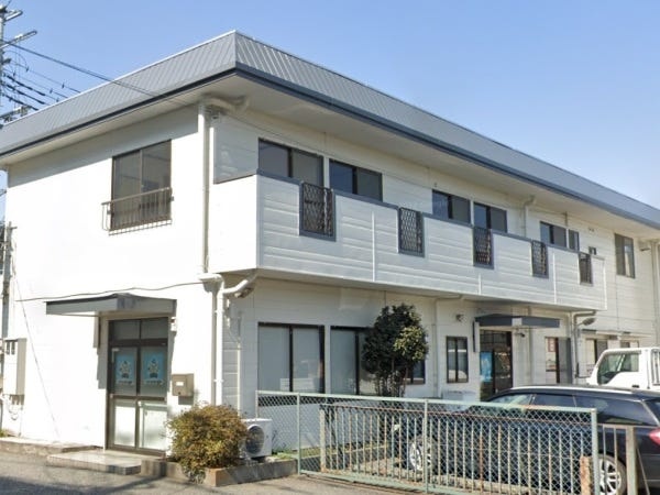 営業所の外観です。１Fが事務所となっています。