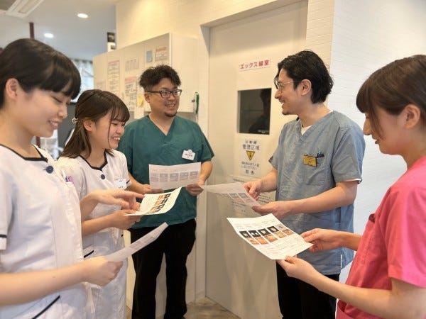 ミーティング風景です。ALBAGroupは多職種連携を大切に診療しています。