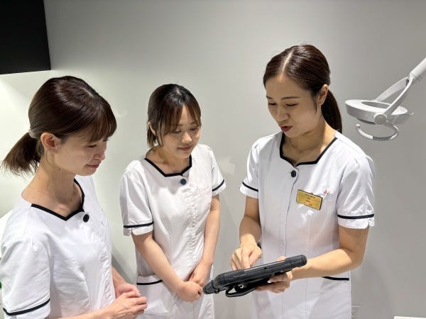 DX促進の取り組みとして歯科業界最先端のe-ラーニング【e-トレ】を導入し、勤務時間内にいつでも動画で確認、復習が可能となります。