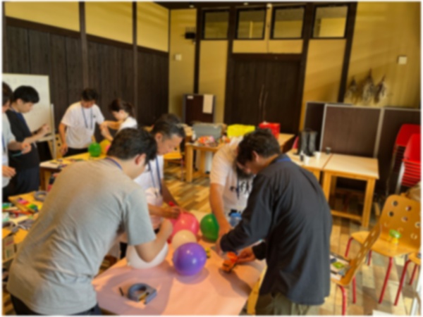 研修での1コマです。社長も社員も一緒になって話し合い、作り上げます