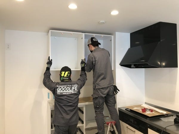 食器棚の取り付け。