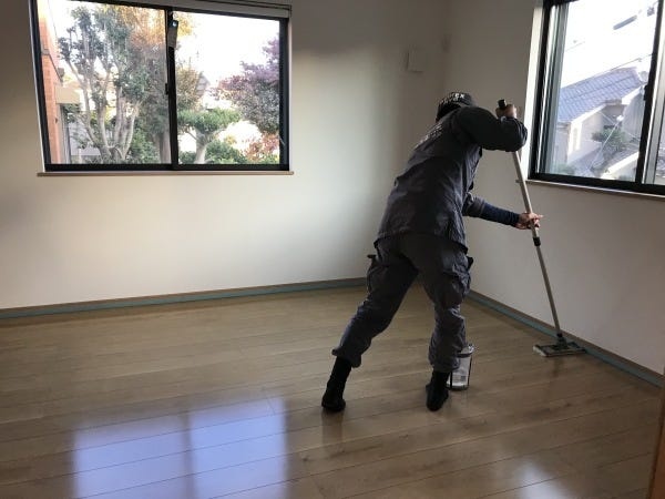 フロアコーティングの施工。
