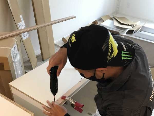 食器棚の組み立て作業。