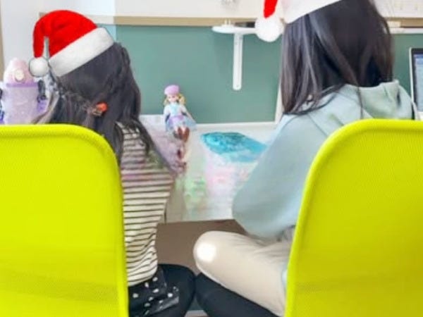 ママスタッフが多い事務局。長期休暇の前後になると、キッズを見かけることも。そんなオープンな雰囲気の中で運営しています。