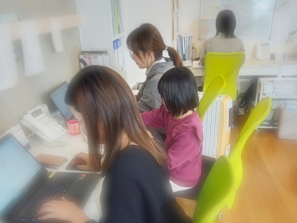 ママスタッフが多い事務局には、ときどき子どもが遊びにくることも。そんなウェルカムな風土も魅力です。