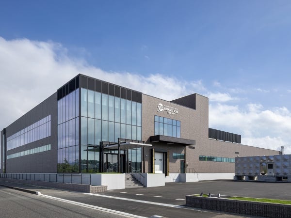 鳥取市賀露町にある本社です。1階がペットフード工場です。