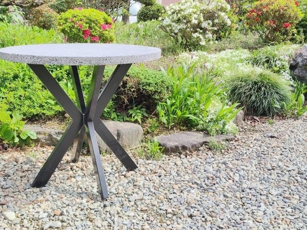 作っていただく家具の一例。外でも中でも使える丸テーブルです。