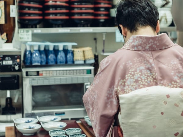 お客様のお出迎えからご担当いただきます。