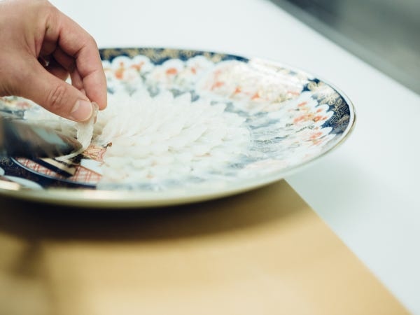 ふぐ公許第一号店ならではの自慢のふぐ刺しです