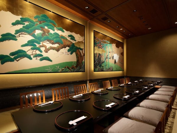 こだわりの個室を完備した店内