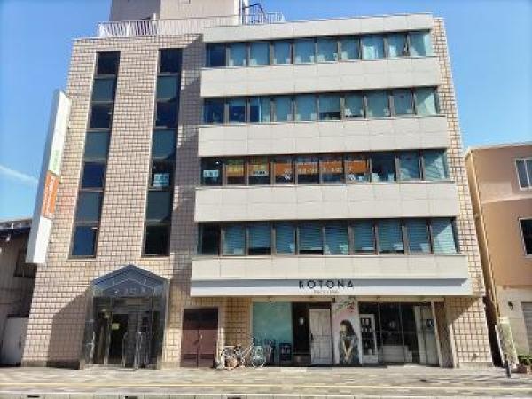 会社はこのビルの3階にあります。