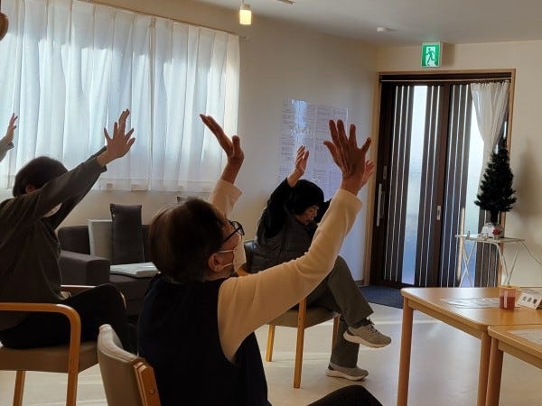 利用者さんは、集団体操や、脳トレ、個別の機能訓練を行っています。