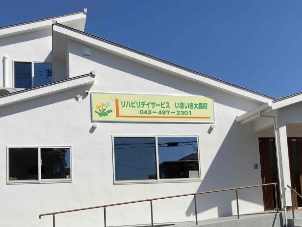 閑静な住宅街にあります。昨年6月にオープンしたばかりの綺麗な施設です。