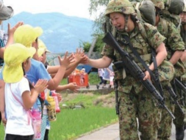 国家を守るというやりがい。国の平和と独立を守るという使命の下、領域を守る活動、災害派遣、国際平和協力活動など、様々な活躍をしています