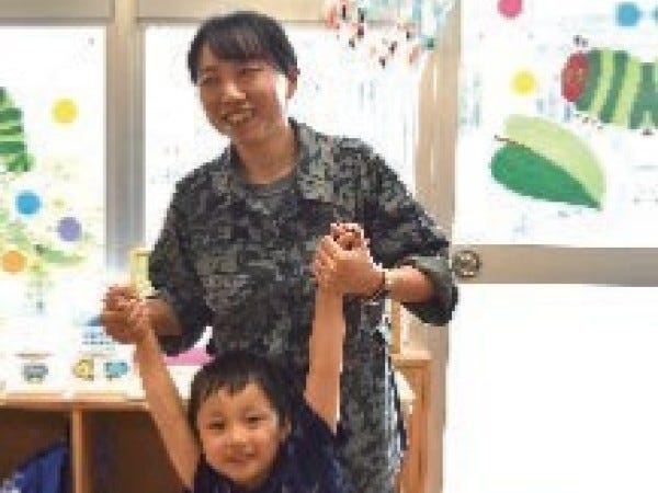 安定したライフワークバランス。１日７時間４５分を基準とし、週休２日、冠婚葬祭に伴う特別休暇の他、訓練等で休日勤務した場合代休を取得できます。