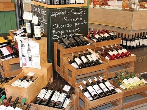 厳選したナチュラルワインと共に、多くのお客様にご来店いただき、支持されているお店です。