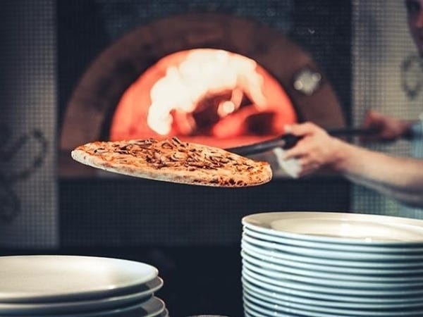 閑静な南青山の一角に佇む、4階建ての一軒家レストランです。2018年のオープン以来、ピッツァ、パスタをはじめカジュアルイタリアンを提供。