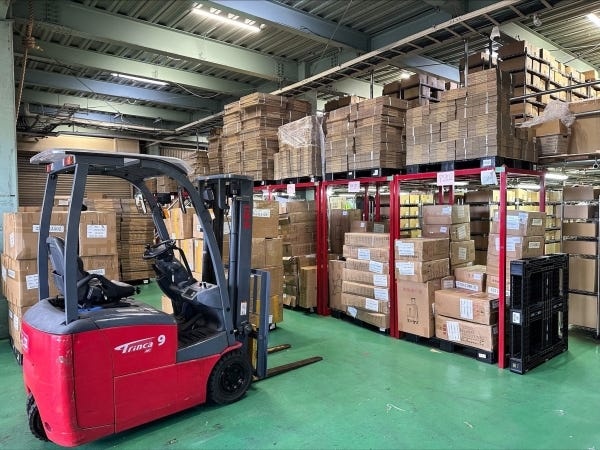 海外からの仕入れ商品を、整理したり仕分けしたりする業務です。