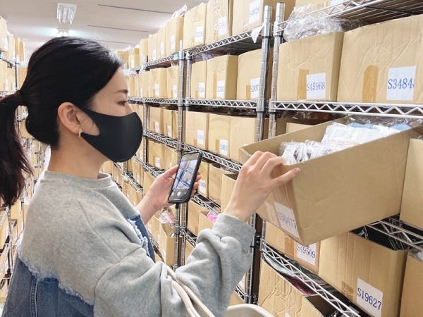 勤務いただく倉庫内の様子です。受注商品のピッキングを、もくもく行っていただく様子です。