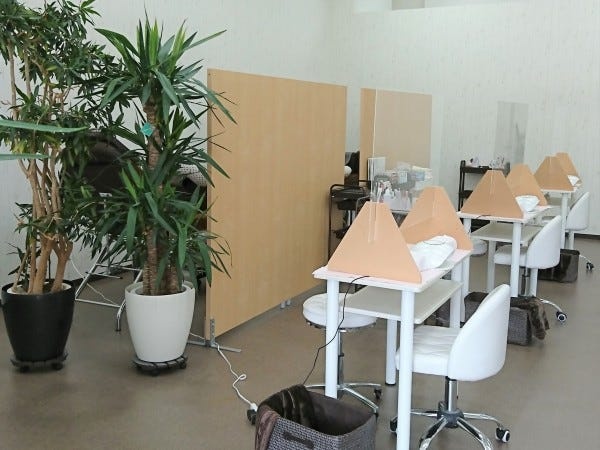 サロン内の様子です。明るく広いオープンスペースの店内です。