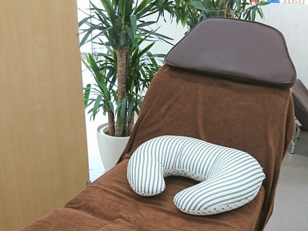 フット席です。当サロンにはハンド席8席、フット席2席、エステルーム1個室がございます。