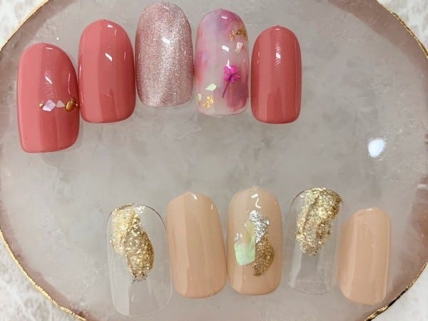 ネイルデザイン一例。リーズナブルな価格ともちの良さ、コストパフォーマンスの高さでお客様からご好評をいただいております。