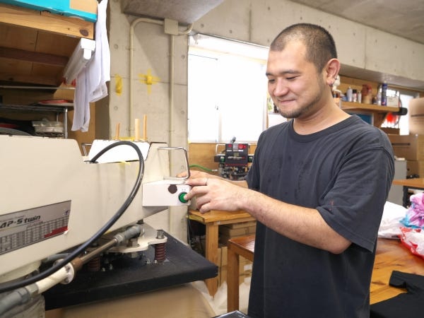 デジタルプリントでのプレス作業