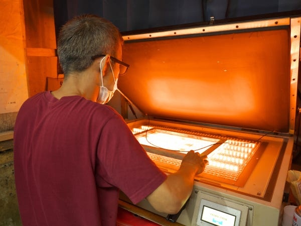 印刷に使用する版の製版作業中