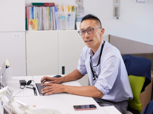 社内はフリーアドレスで、他部署（ケアマネジャー、本部、訪問介護など）の人と同じ社屋で働きています。