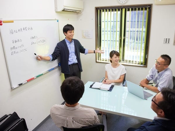 毎週部内ミーティングでお互いの状況を把握しています。その時になんでも相談しています。