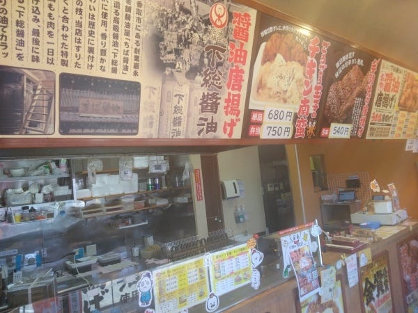 大きいメニューが目をひきます。メニューが入りきらないほど、魅力的な唐揚げ＆お弁当が盛りだくさん！お店のトリのイラストは、スタッフの手書き！