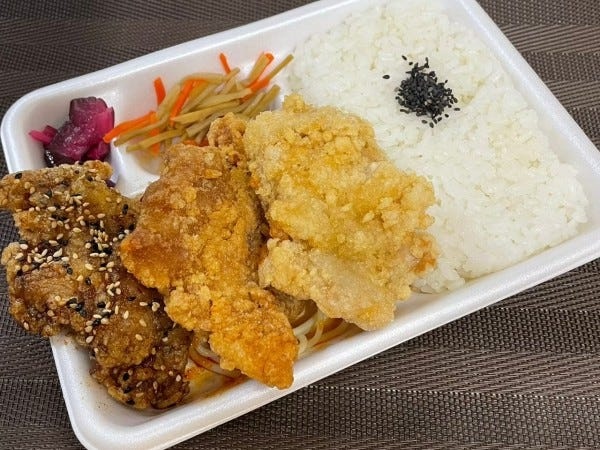 数あるお弁当の中で一番人気の「三色弁当」醤油・うま塩・甘だれの３つの味が楽しめます。お客さまに喜んで頂ける様にスタッフ考案のオリジナル弁当。