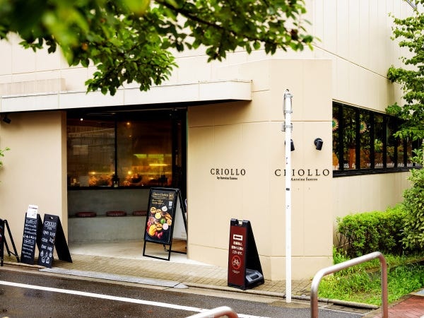 小竹向原本店の2階が製造工場になっています。駅から徒歩3分程度で通勤もラクラクです。