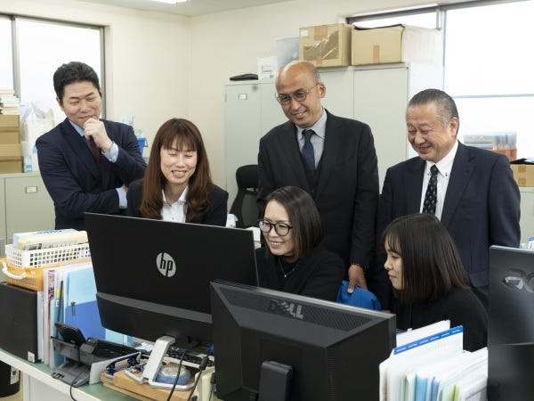 困った時は、みんなでアイディアを出し合うのが結南スタイル。わからないところは気軽に質問ができる環境で、新しいことへのチャレンジもしやすい。